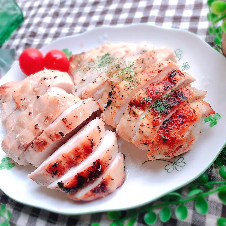 塩麹と香草焼きパウダーの2種類を1日漬け込んでグリル焼き❁⃘*.ﾟしっとりやわらか‪‪❤︎‬"ʚïɞ.•‪‪❤︎‬"|ぁゃ🍃さん