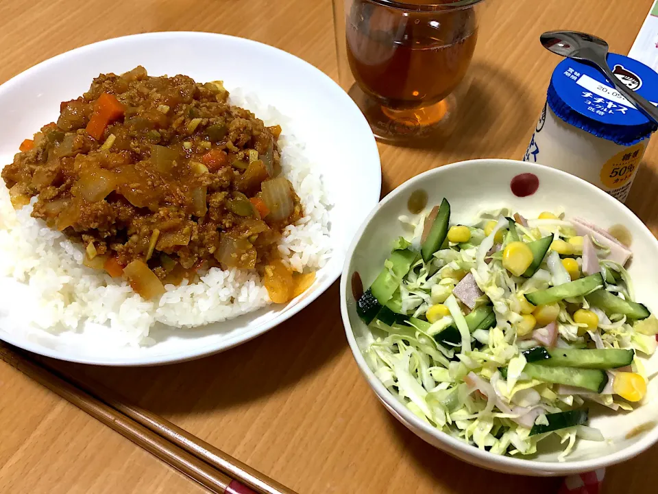 Snapdishの料理写真:✿ドライカレー
✿フレンチサラダ|miya( ¨̮ )さん