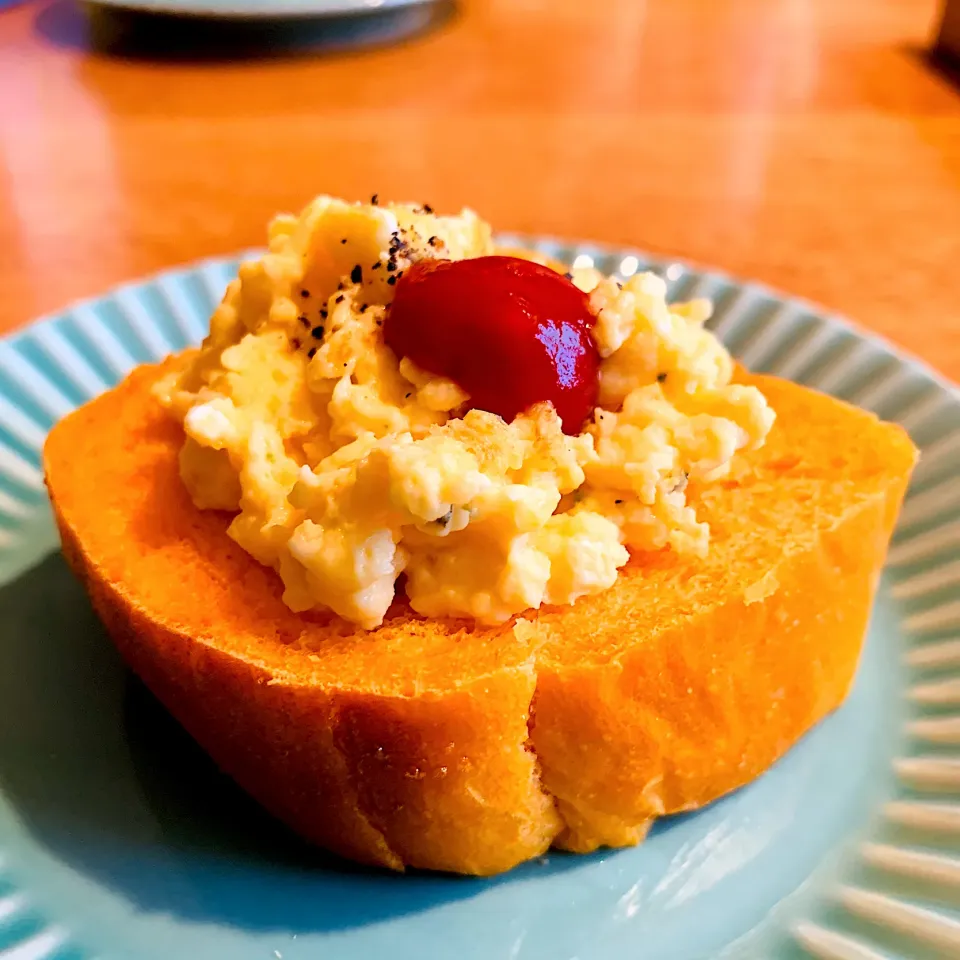 トマトパンに和風スクランブルエッグのっけ🍅これ!うま‼︎つゆを使って和風のスクランブルエッグです。手作りパン🍞🍅朝ごパン|いちごさん