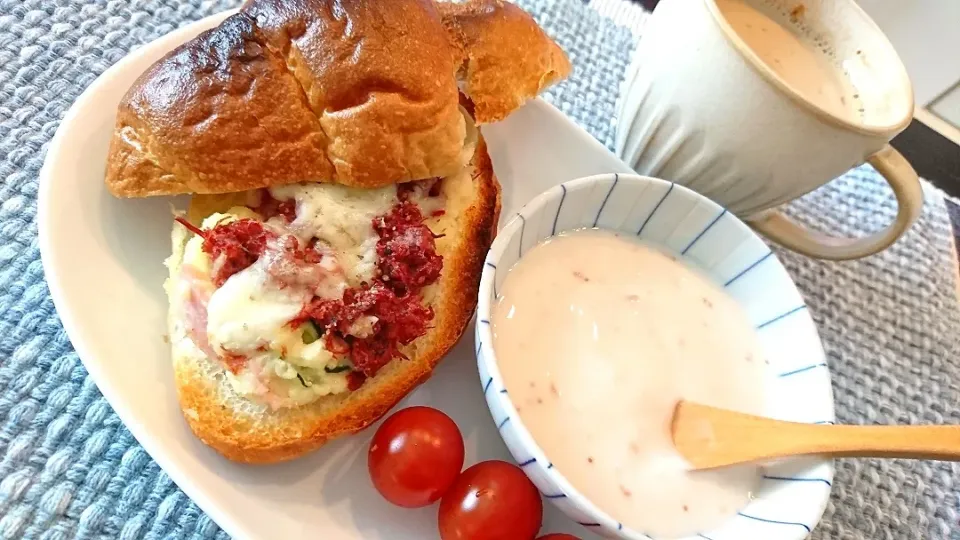 ★朝ごパン★
☆コンビーフとポテトサラダの
塩バターパンサンド
☆いちじくとオリーブのヨーグルト
☆カフェオレ|☆Chieco☆さん