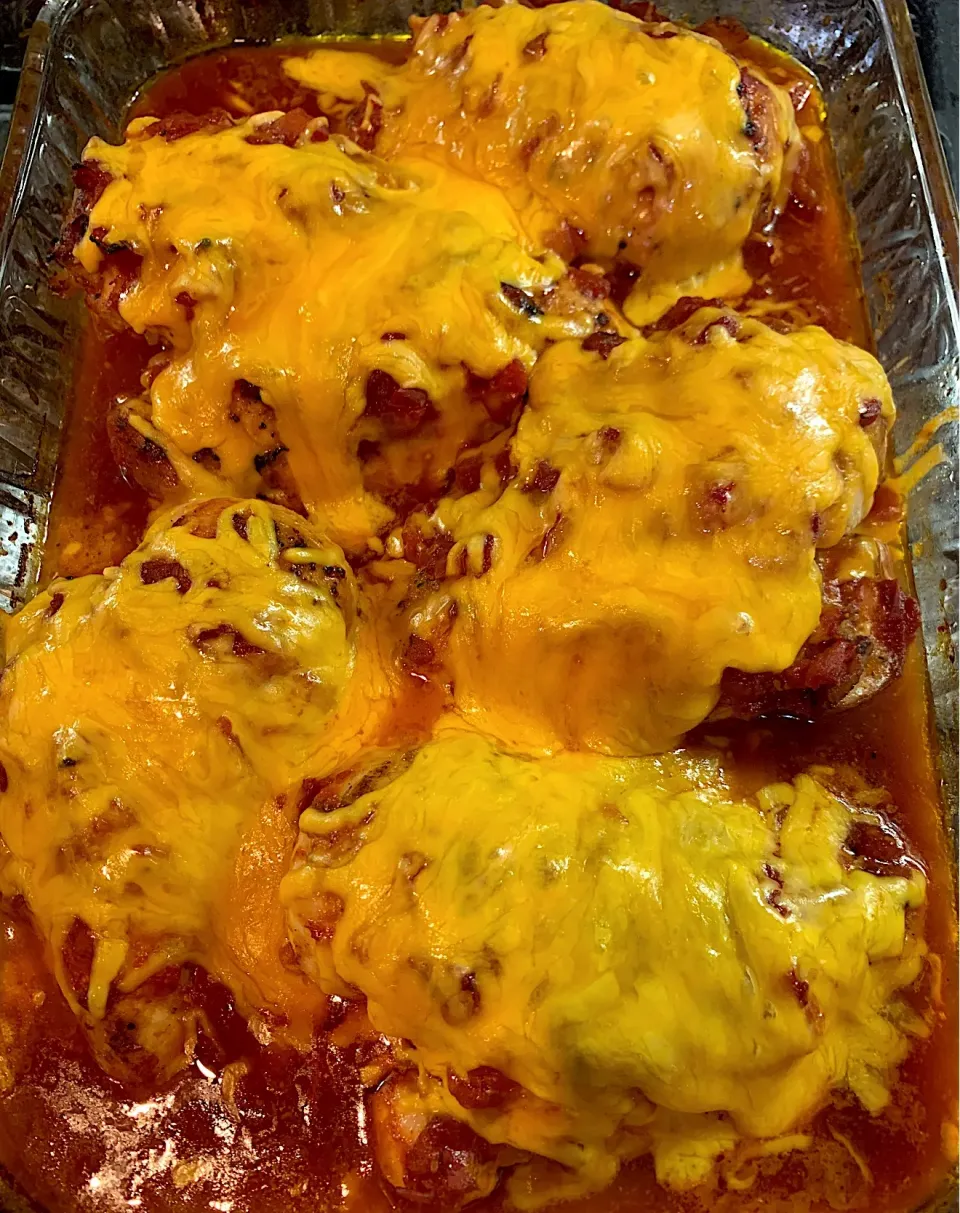 Making Homade Low-Carb, Keto Friendly “Salsa Chicken” for dinner 🥘 
This is incredibly simple and SO easy to make. This dish is always the perfect recipe when |Alma's Home Kitchenさん