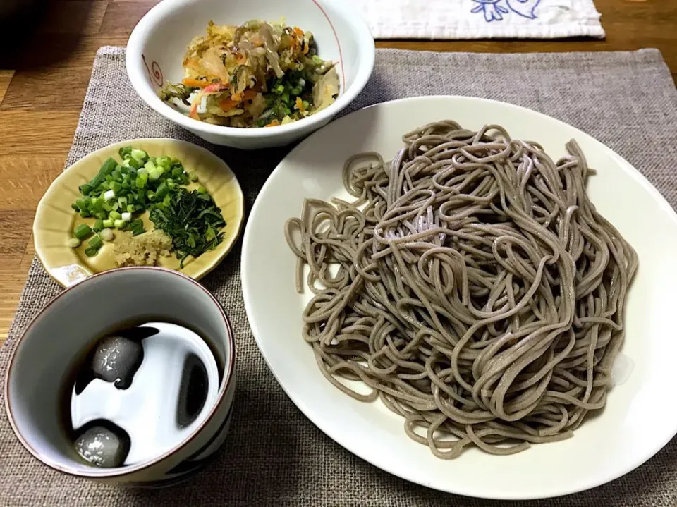 Snapdishの料理写真:蕎麦ランチ＋あるもの野菜かき揚げ|morimi32さん