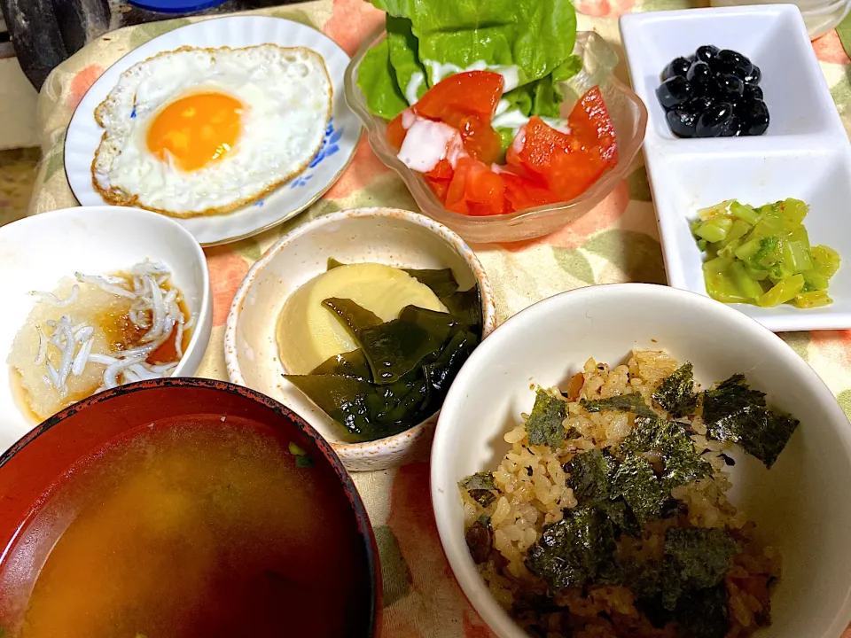 旅館風朝ごはん。沖縄から送ってくれた「じゅーしぃ」で炊き込みごはん作ったので和風に。|くのっちさん