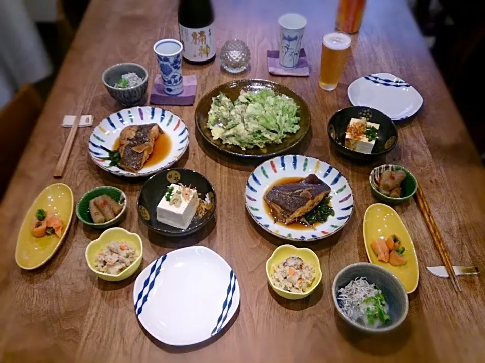 煮魚と日本酒のある食卓|古尾谷りかこさん