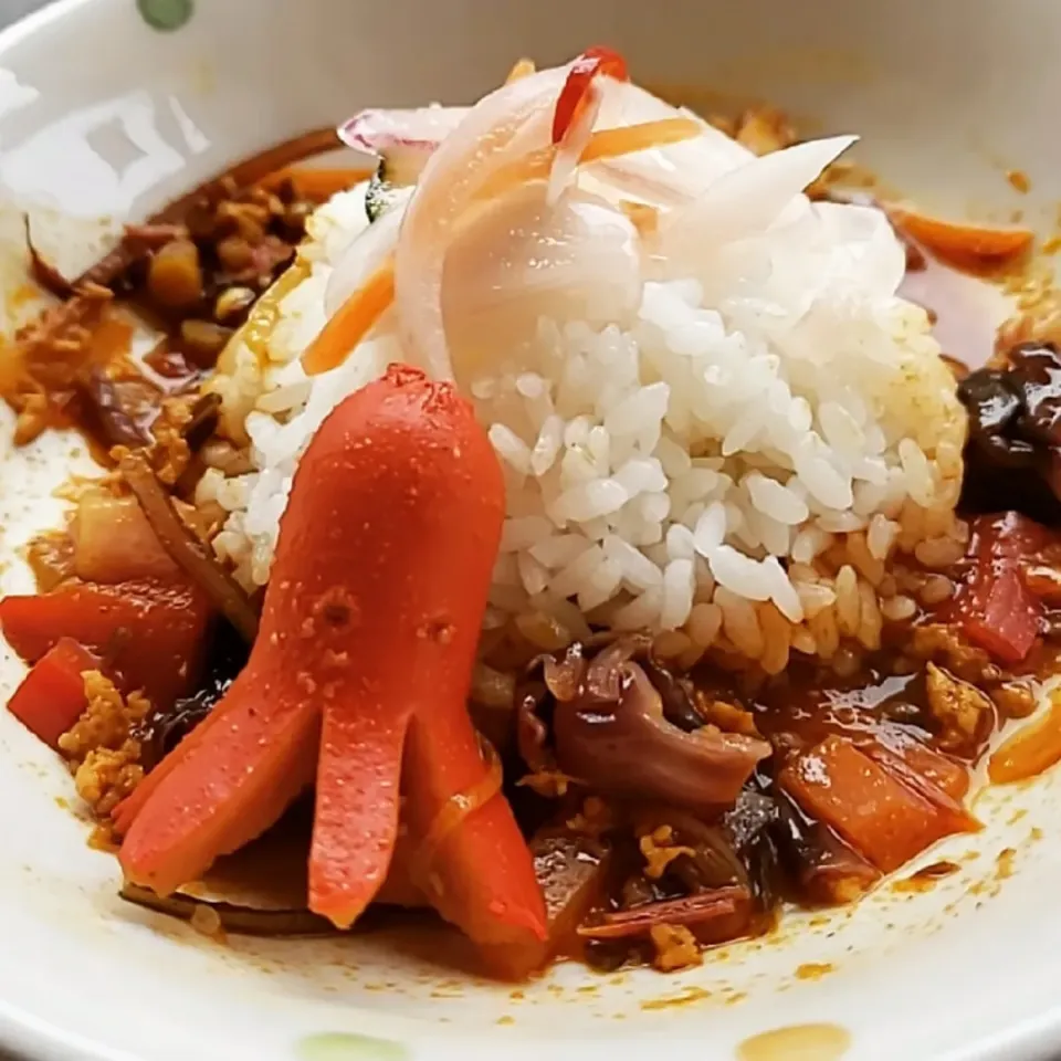 赤い鶏キーマカレー(赤パプリカ、レッドキャベツ、人参入り)inタコさんウインナー🐙|ふじわらたくやさん