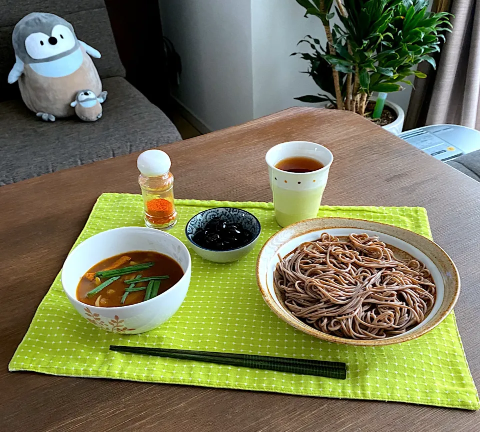 Snapdishの料理写真:新玉たっぷりカレーつけ麺、丹波の黒豆煮、ほうじ茶|pentarouさん