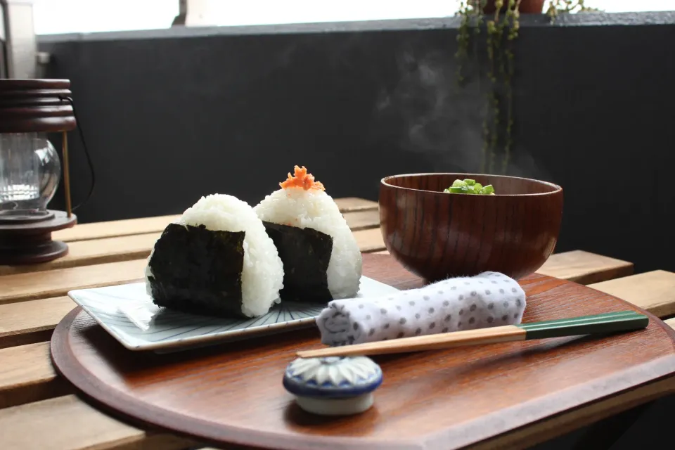 ベランダランチ。おにぎり🍙|よっすぃさん