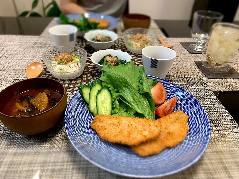 アジフライ、お味噌汁、ほうれん草お浸し、納豆、冷奴で普通の和食です😌|ゆかさん