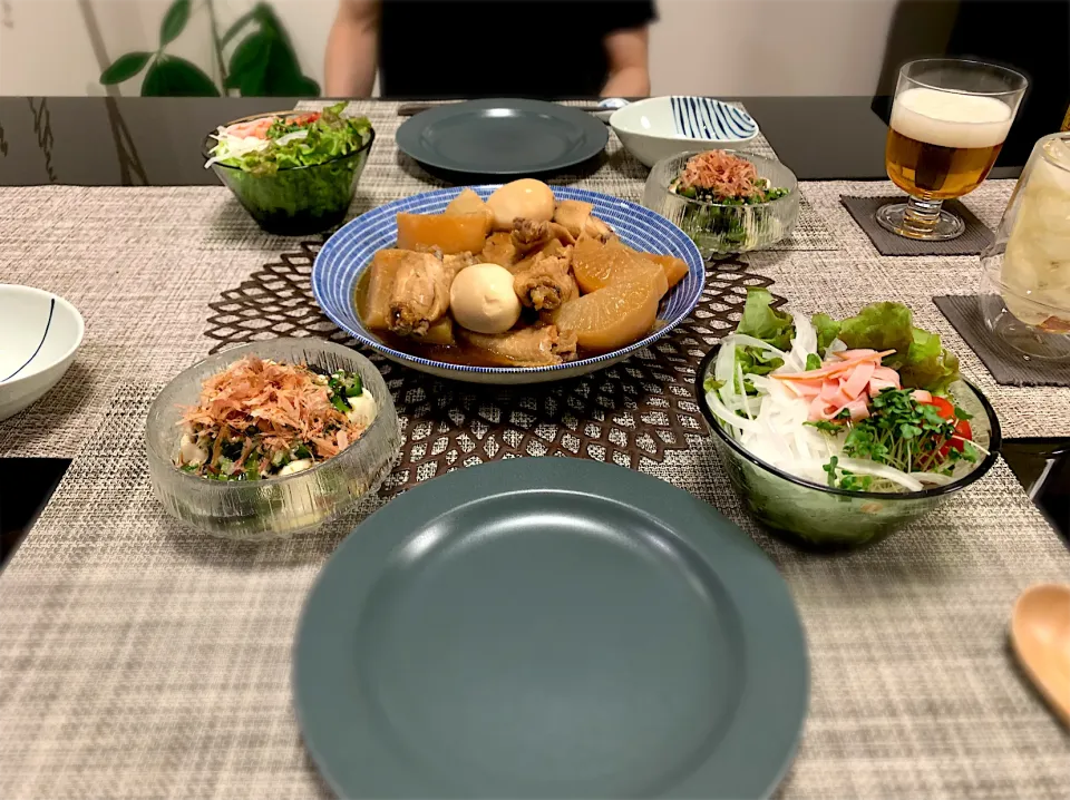 炊飯器で手羽先大根煮、新玉ネギサラダ、ネバネバ和え冷奴😌|ゆかさん