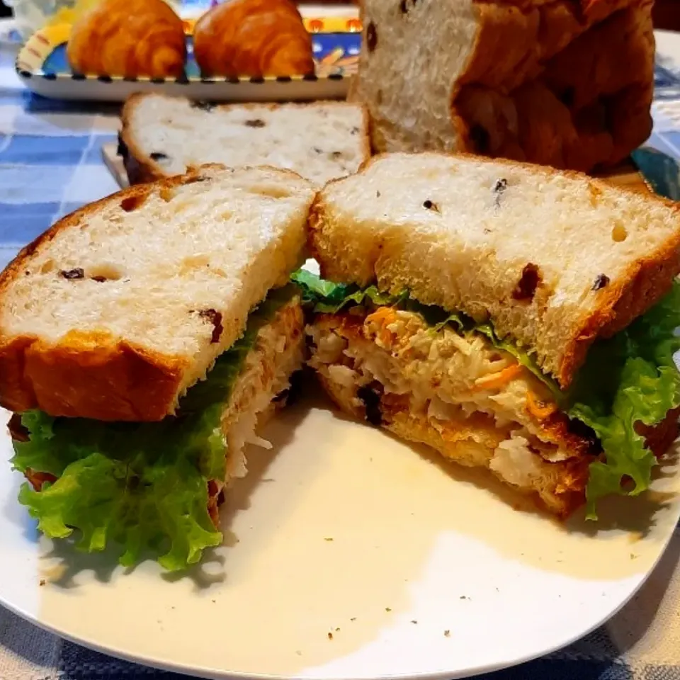 Healthy fish fillet sandwich with homemade dressing ~ blend of shredded carrots & sweet turnips, fried minced pork & mayonnaise|ģřãçîöůşさん