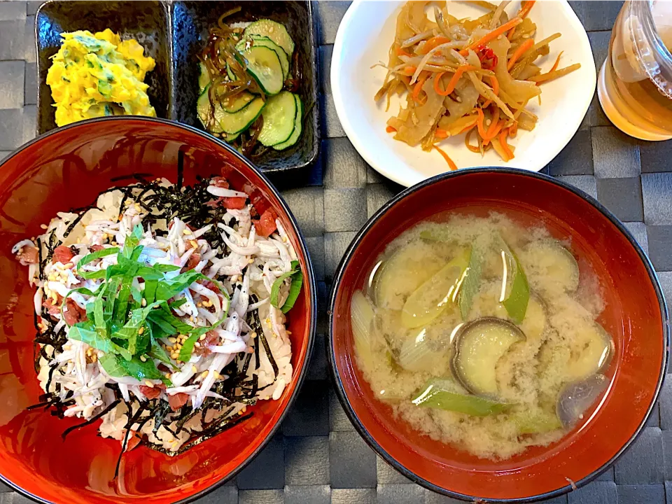 梅しらす丼😊茄子味噌汁🍆かぼちゃサラダ🎃きゅうり塩昆布漬け🥒きんぴら🥕|あやこさん