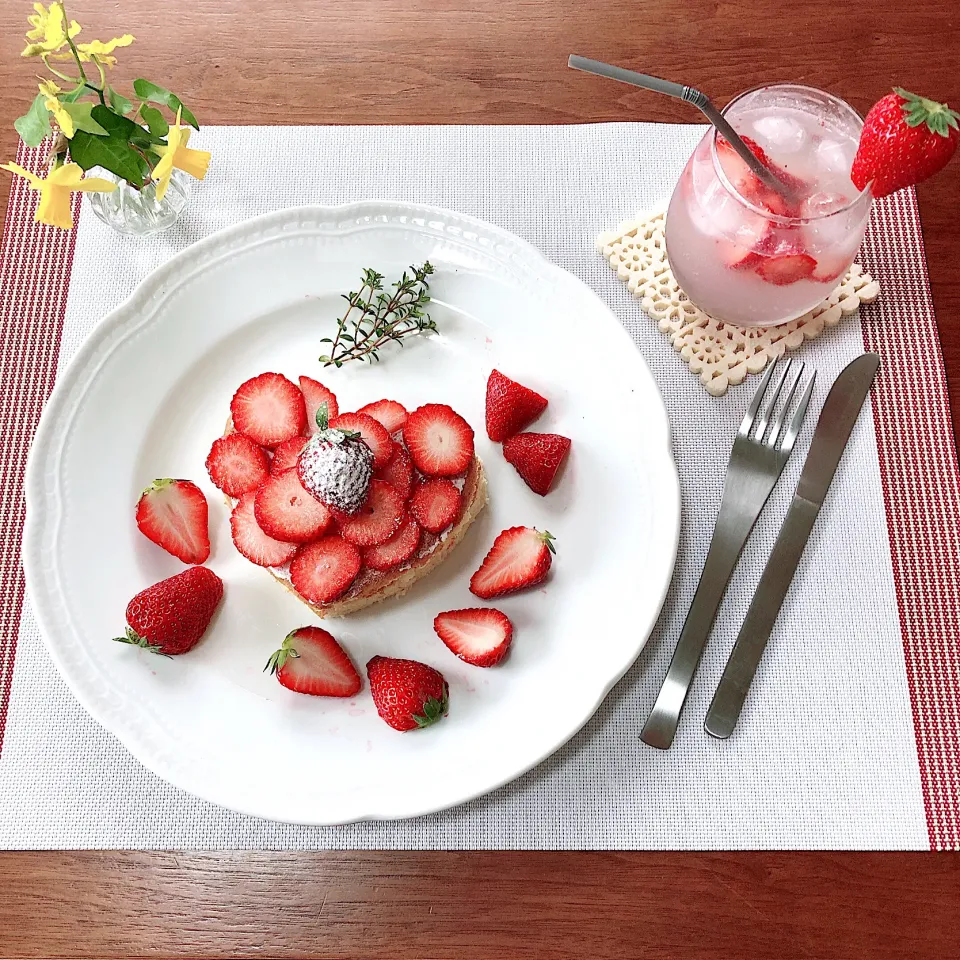 おうちカフェ「ハートのホットケーキと苺ソーダ🍓」|Happy suzumeさん