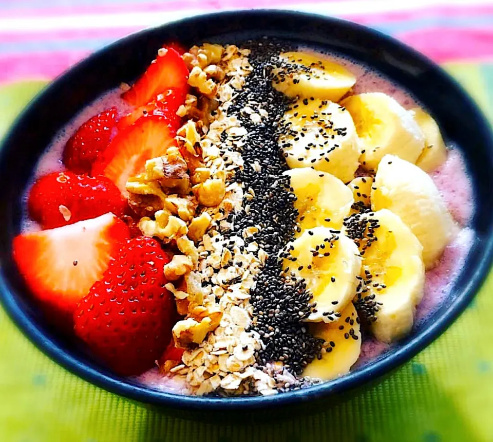 Fruity breakfast 🥞 this morning,with almond milk 🥛 mix , bananas 🍌,blueberries,raspberry mix fruits 🍎,with toppings strawberries 🍓,almonds chia seeds ,bana|jasmineさん