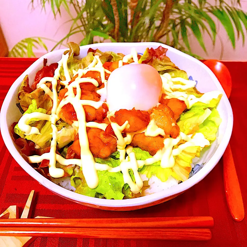 たまにはガッツリ💪      🍗🍲鶏マヨ丼 🥚温玉乗せ     テイクアウト始めました。(笑)|Sの食卓さん