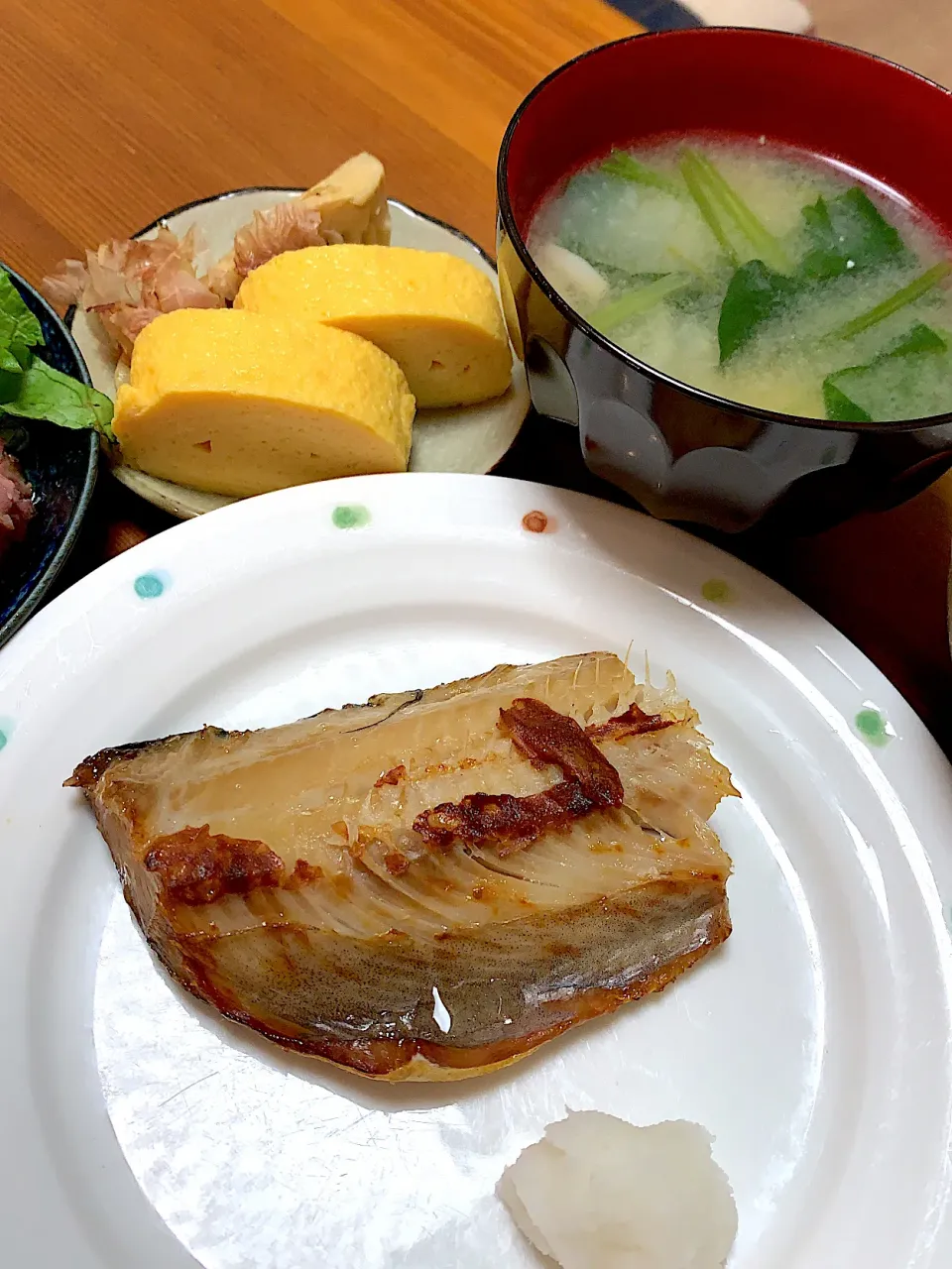 16歳スーシェフの5/6夕食は　焼き魚　味噌汁　。あとは　スーパーの惣菜です|Mzkさん