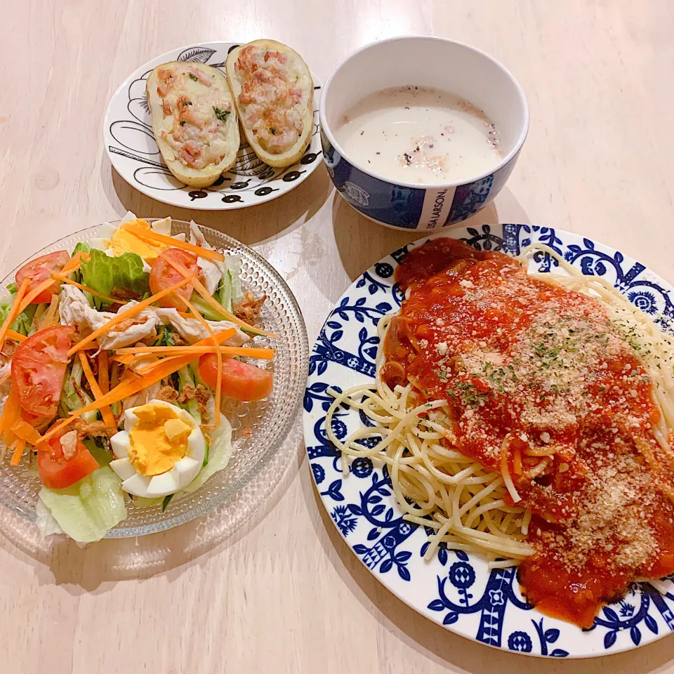 夜ご飯☺︎ミートスパゲッティ☆サラダ☆じゃがいもカップグラタン☆新玉ねぎのスープ|とまこ(*^o^*)さん