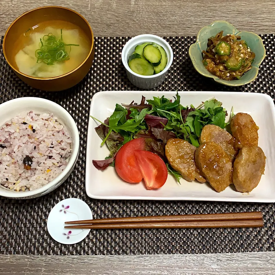 Snapdishの料理写真:豚ヒレ肉の照り焼き なめことオクラのピリ辛和え キュウリの浅漬け 味噌汁 雑穀米|萌伽さん