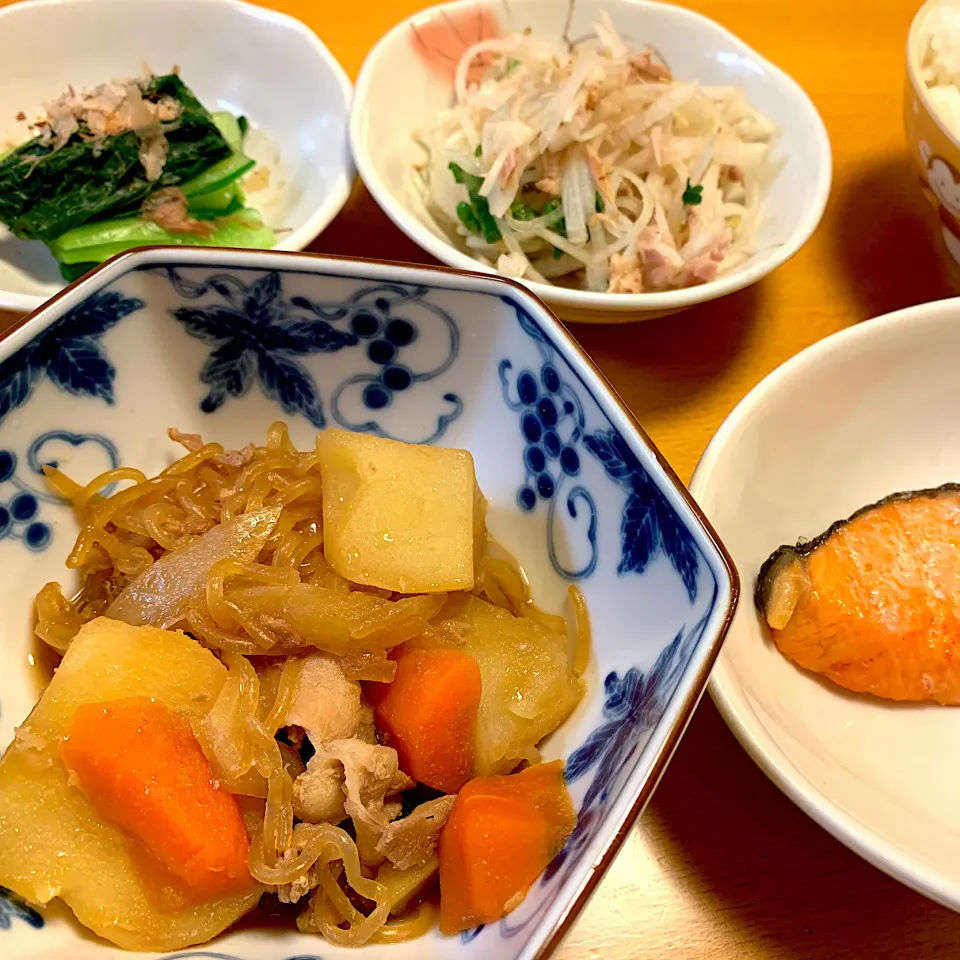 肉じゃが🥔焼鮭🐟大根サラダ🥗小松菜お浸し🥬茄子味噌汁🍆|あやこさん