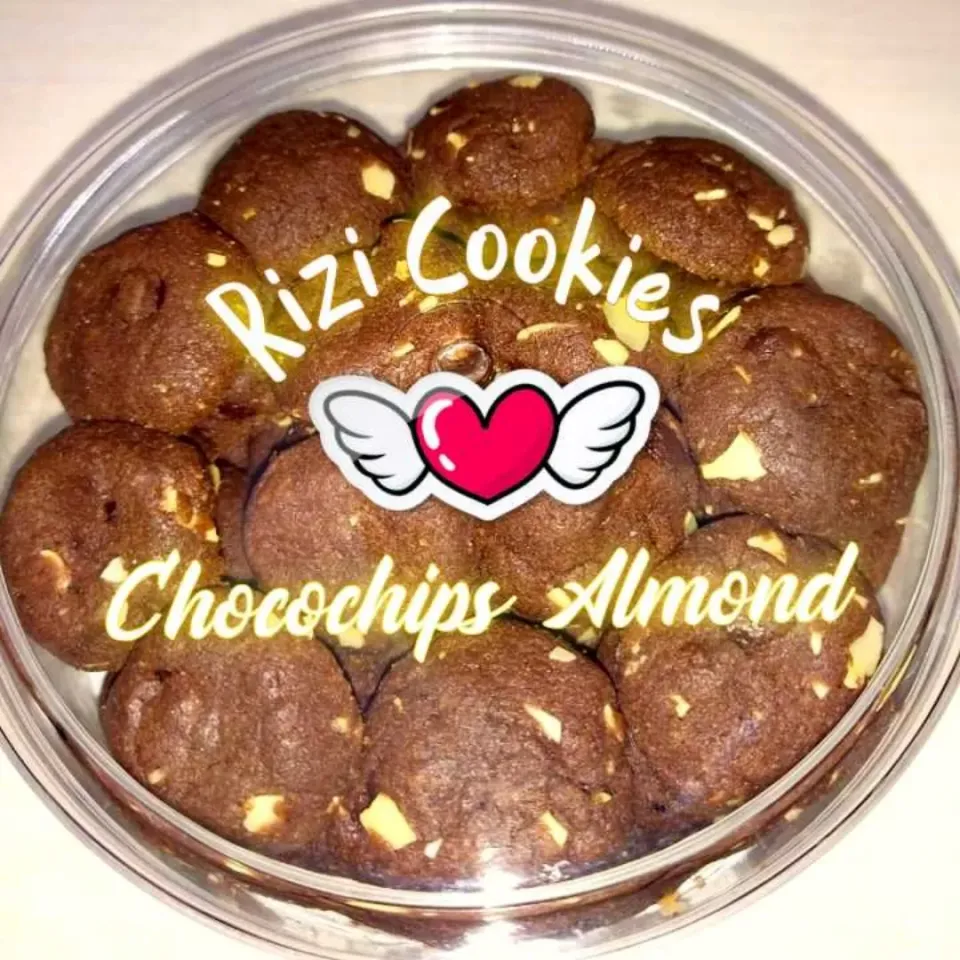 Snapdishの料理写真:Chocochips Almond Cookies|azizahさん