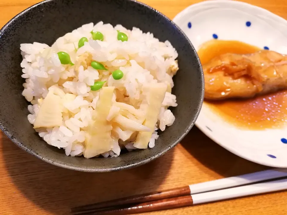 Snapdishの料理写真:たけのこご飯と、カレイの煮付け|pigmegさん