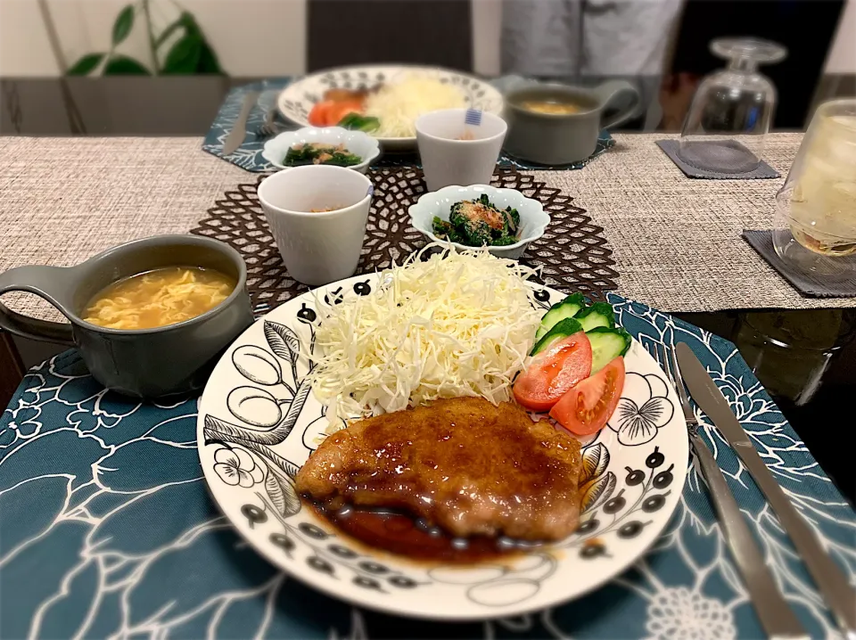 Snapdishの料理写真:豚ロース肉で生姜焼き、中華スープ、ほうれん草お浸し、納豆😌|ゆかさん