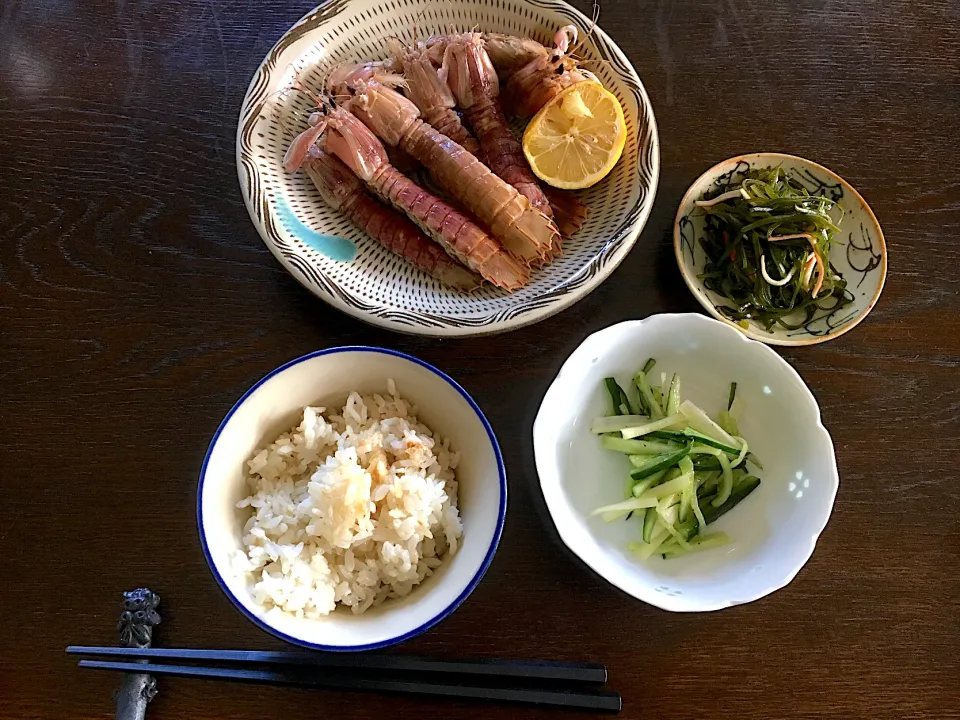 カニご飯、茹でシャコ、クーブイリチー、キュウリとセロリのサラダ|カドラさん