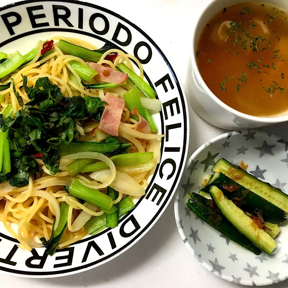 小松菜とベーコンのバター醤油パスタ♡きゅうりの梅おかか和え♡コンソメスープ♡|まゆかさん