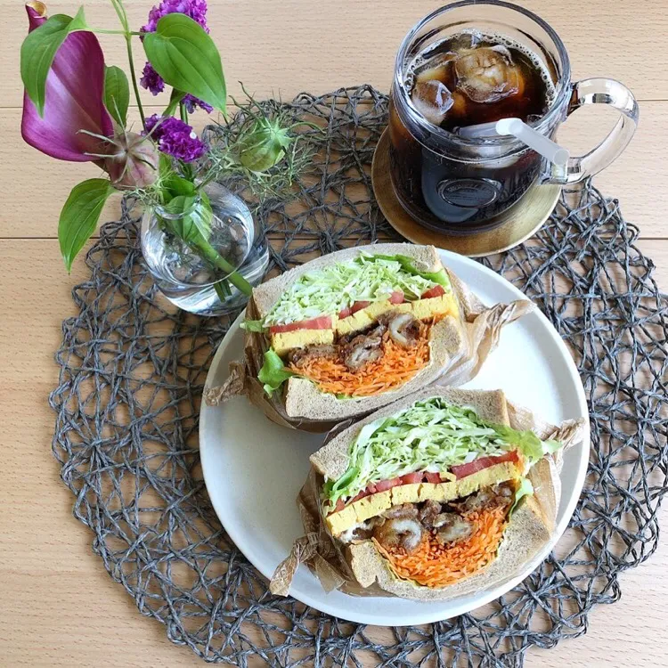 Snapdishの料理写真:5/7❤︎鶏皮甘辛揚げ&松露たまご焼きのボリュームサンド❤︎
朝食の残り物…🌱|Makinsさん