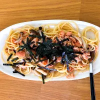 Snapdishの料理写真:鮭とシメジのバター醤油パスタ|眼鏡さん