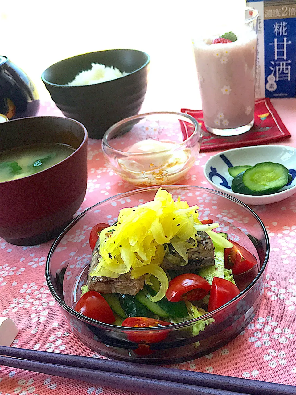 糀甘酒の素を使った苺豆乳スムージーと、簡単で健康的な朝食で連休明けスタート|サミカさん