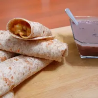 Little ingredient chicken wrap and dried dates dessert.|Nirosha Thanapathyさん