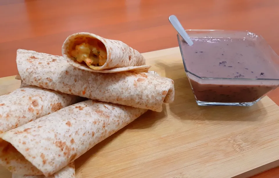 Little ingredient chicken wrap and dried dates dessert.|Nirosha Thanapathyさん