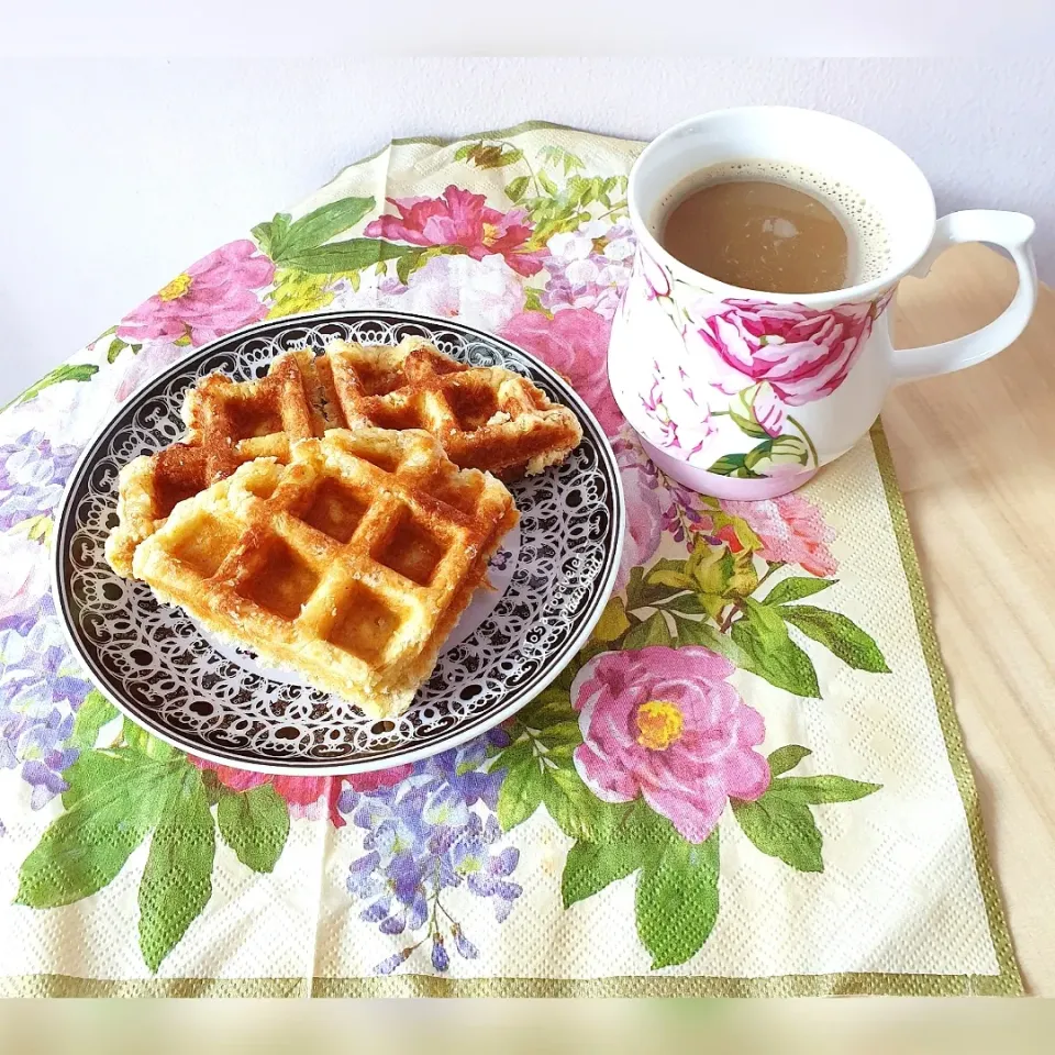 Sometimes all we need is a cup of coffee, sweet waffles and flowers ~ SuJo|Susie Joさん