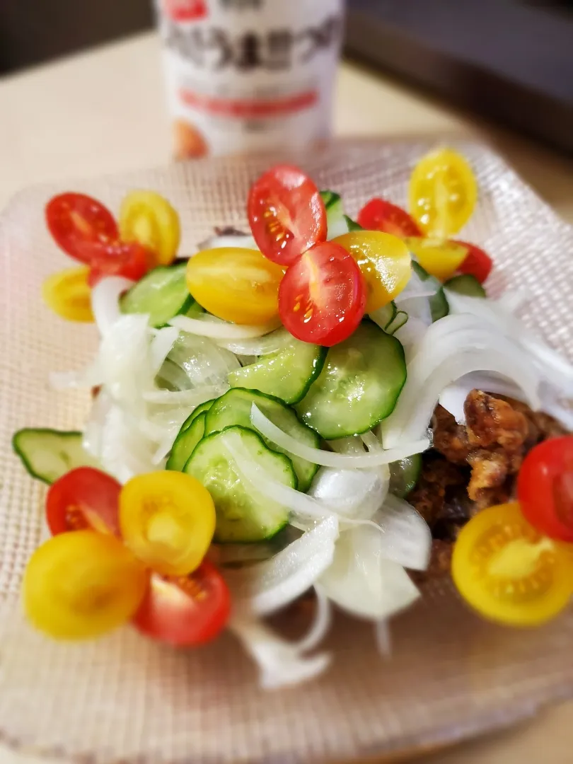 Snapdishの料理写真:帰宅ダッシュで
お惣菜の軟骨唐揚げで
ぱぱっと時短サラダ

ただいまです。
駅前に鶏肉お惣菜屋さんがオープン！！😁|みるくここあさん