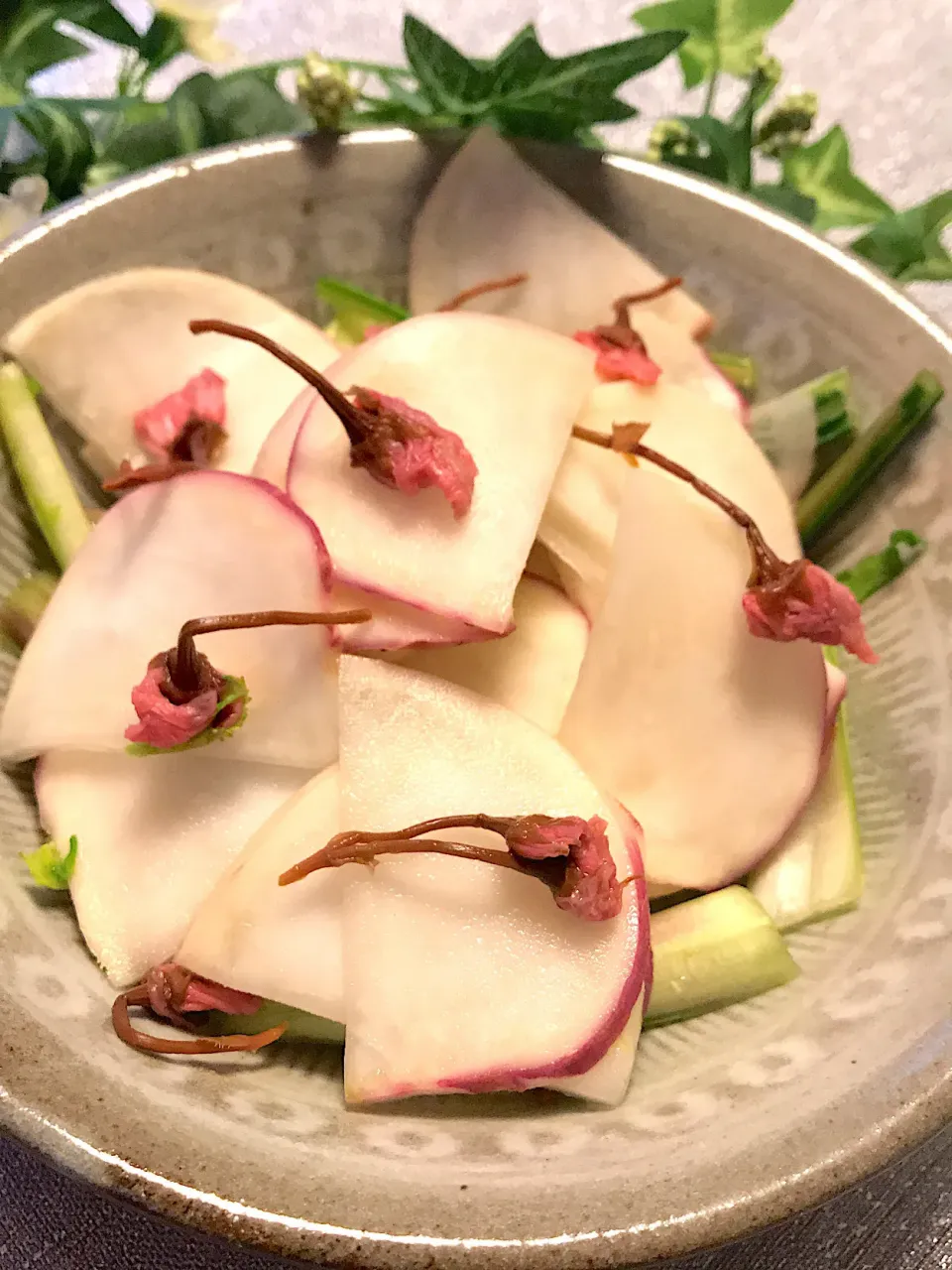 あやめ雪かぶのマリネwith桜の塩漬け🌸🌸|🌺🌺Foodie🌺🌺さん