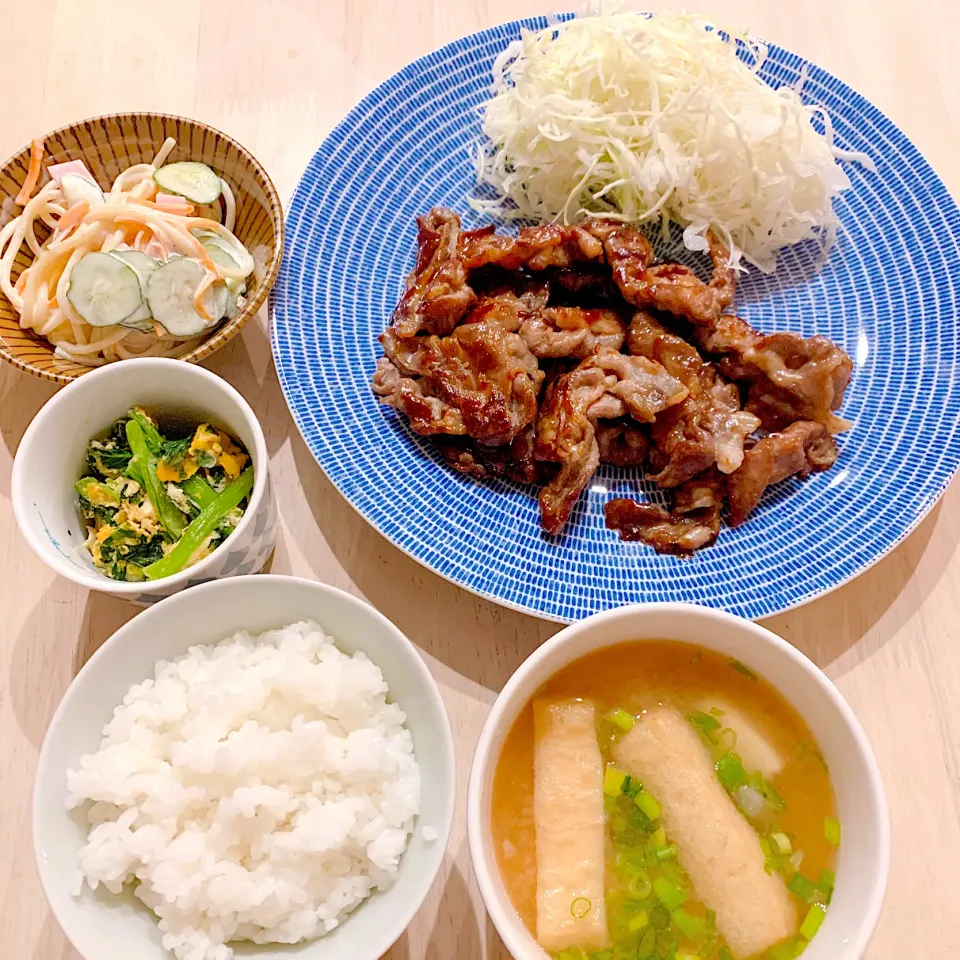 Snapdishの料理写真:夜ご飯☺︎豚こまの生姜焼き☆サラダスパ☆小松菜と玉子のポン酢炒め☆お味噌汁|とまこ(*^o^*)さん