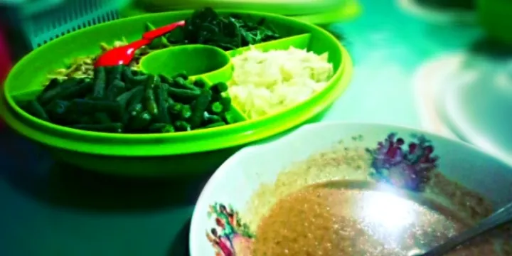 Indonesian vegetable dish|pecel vegetable|foodie Aさん