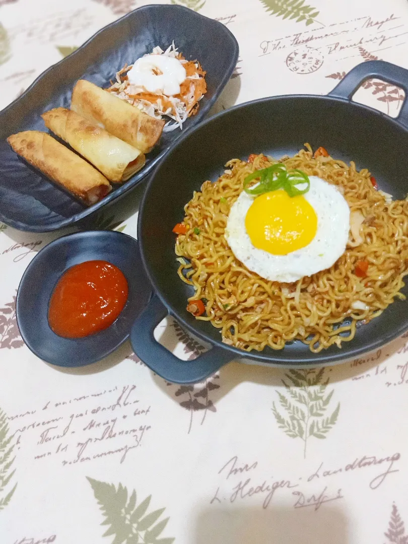 Snapdishの料理写真:indomie ala padang, kebab mini|Cherlie Marsya Fisnata Pitraさん