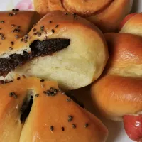 Red bean bun with chiaseeds on top|Is_Linさん