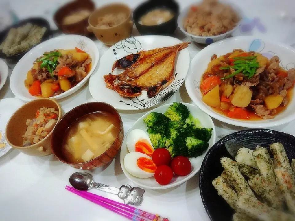 夕食(^ー^)
炊き込みご飯
肉じゃが
長芋唐揚げ
焼き魚(金目鯛)
サラダ(ブロッコリー、ミニトマト、ゆで卵)
お味噌汁(大根、油揚げ、豆腐)|プリン☆さん