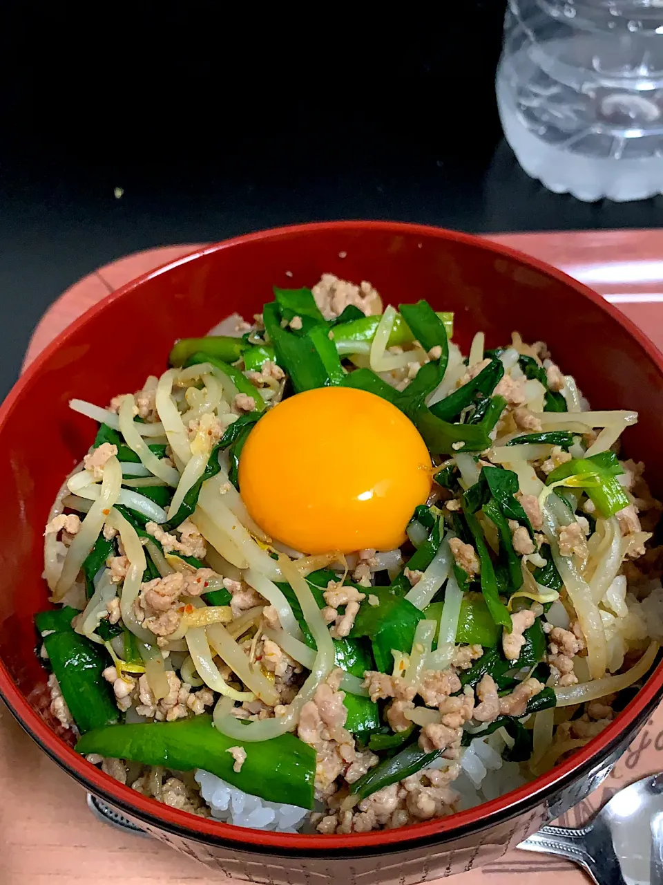 ニンニク香る.ニラと豚ひき肉のピリ辛丼|こーすけさん