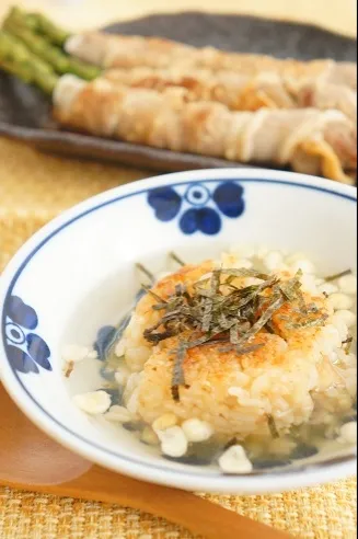 炊き込みごはんが余ったら！おうち居酒屋にも！焼きおにぎりの昆布茶づけ|ちいさなしあわせキッチンさん