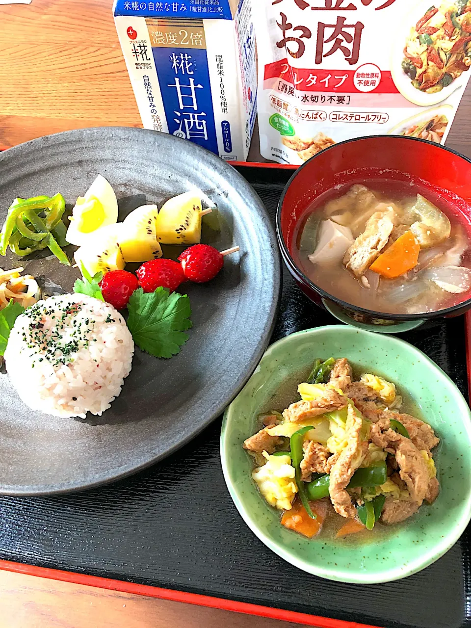 Snapdishの料理写真:今日の朝ごはん☆糀甘酒のお味噌汁☆大豆ミートと野菜のの生姜炒め|笙　みかんさん