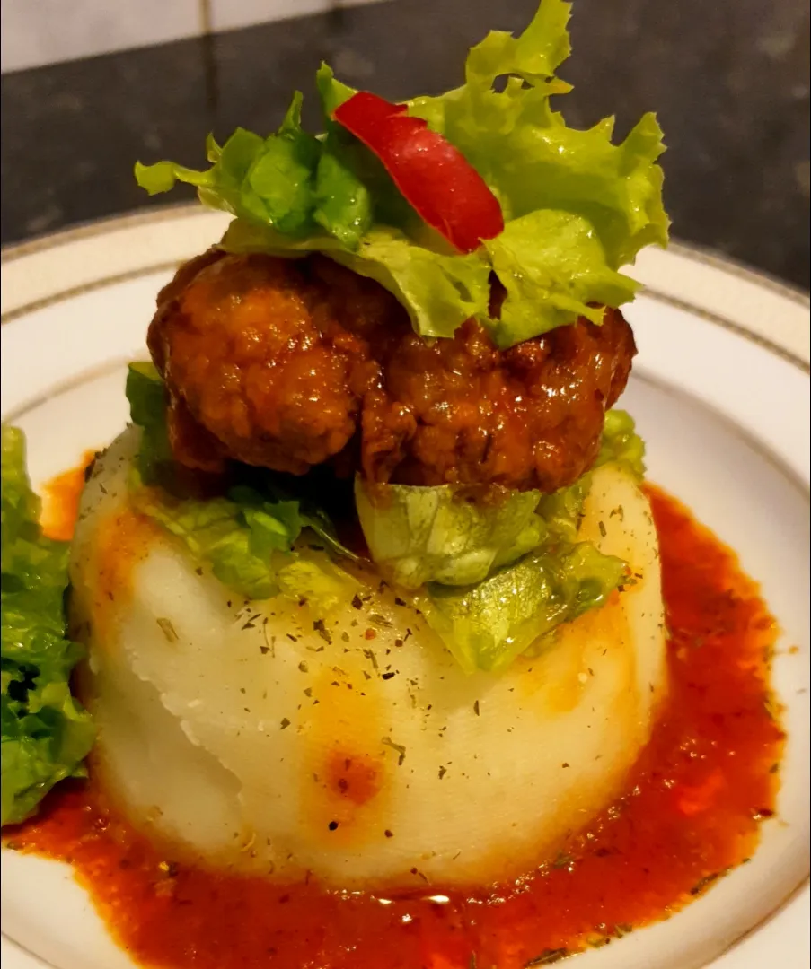 Smashed potatoes....meatball and salad|Ioana Tudoracheさん