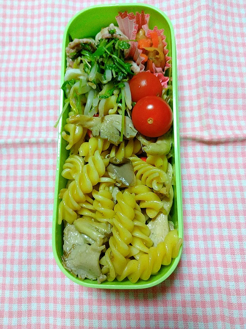 Snapdishの料理写真:うすひらたけの和風パスタと豆苗の肉巻き弁当|ゆっきーさん