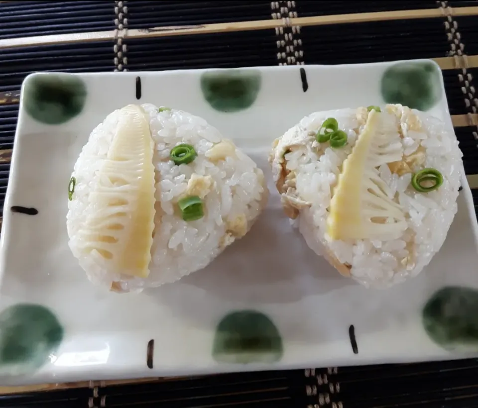 Snapdishの料理写真:私のお昼ご飯🎵タケノコの炊き込みご飯の🍙|ナオミさん