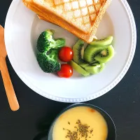 Snapdishの料理写真:朝ごはん　しらすとチーズのホットサンド|むぱーーーさん