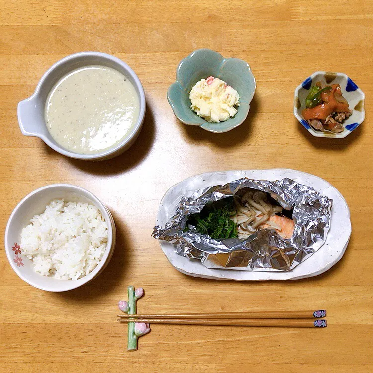 サーモンときのこのホイル焼き🍄　　さつまいものスープ🍠|ちゃみこさん