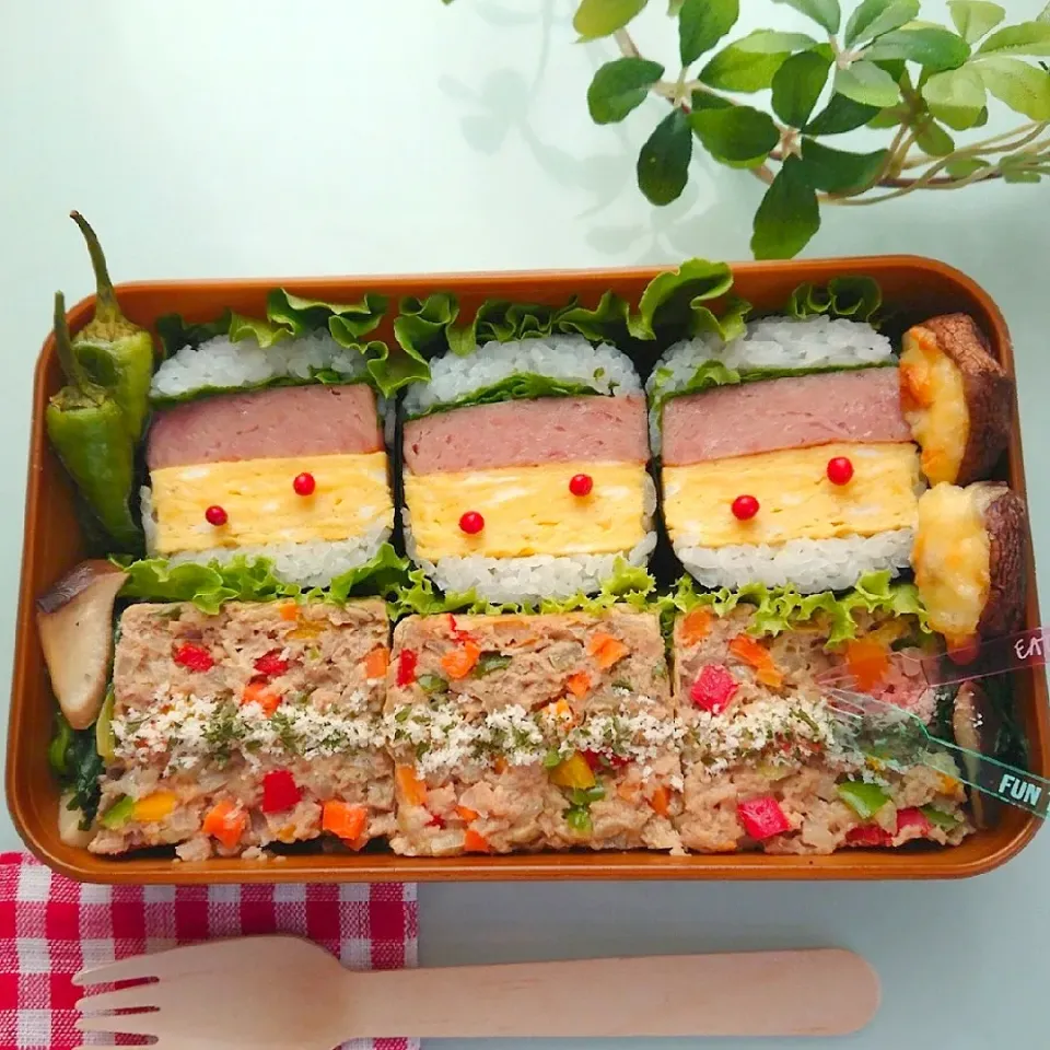 おにぎらずとカラフルミートローフ弁当|りょこさん