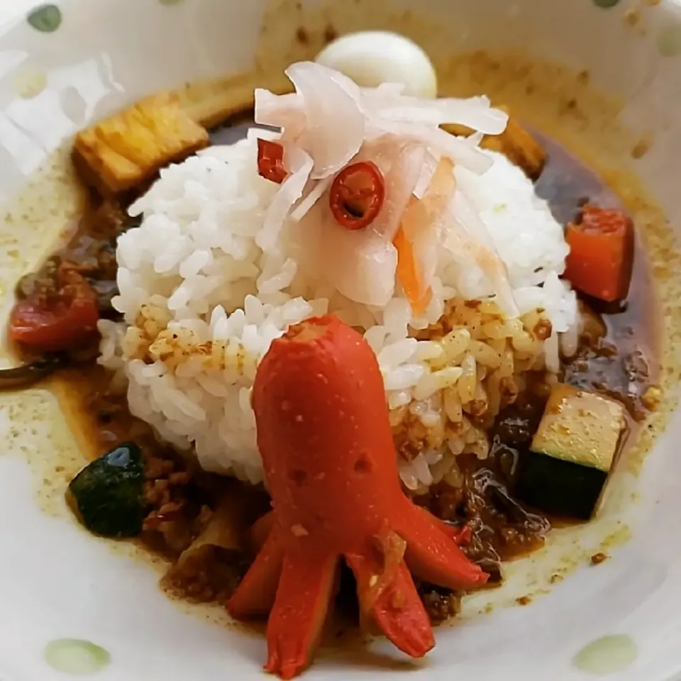 ズッキーニと赤パプリカとうすあげのビーフキーマカレーinタコさんウインナー🐙|ふじわらたくやさん